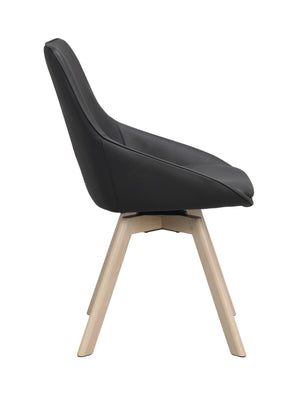 Svart matstol med träben i ekfanér, visad från sidan med svängbar funktion