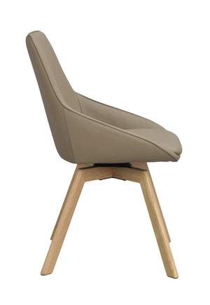 Beige matstol med högt ryggstöd och träben i ek, sidovy som visar sitskalens ergonomiska design