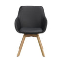 Grå matstol med armstöd och träben i ek, modern skandinavisk design med stoppad sits och rygg