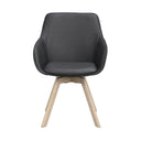 Grå svängbar matstol med armstöd och ljusa träben i modern skandinavisk design