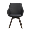 Grå fåtölj med armstöd och mörkbruna träben i modern skandinavisk design