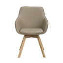 Beige snurrstol med armstöd och trä ben i modern skandinavisk design