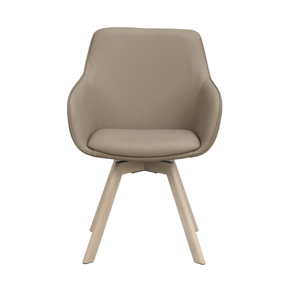 Beige stoppad stol med armstöd och ljusa träben i modern skandinavisk design