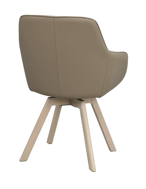 Beige stoppad stol med träben i ljust trä, svängbar funktion, sedd bakifrån