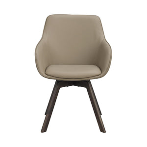 Beige fåtölj med armstöd och mörka träben i modern skandinavisk design