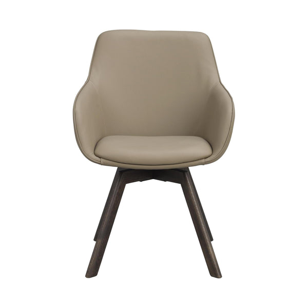 Beige fåtölj med armstöd och mörka träben i modern skandinavisk design