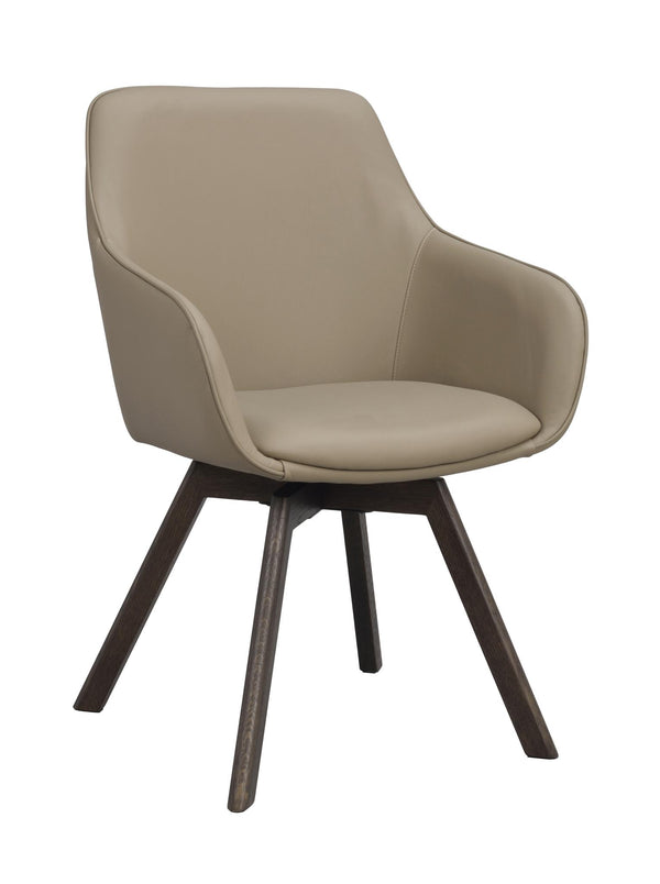 Beige fåtölj med armstöd och mörka träben i modern skandinavisk design