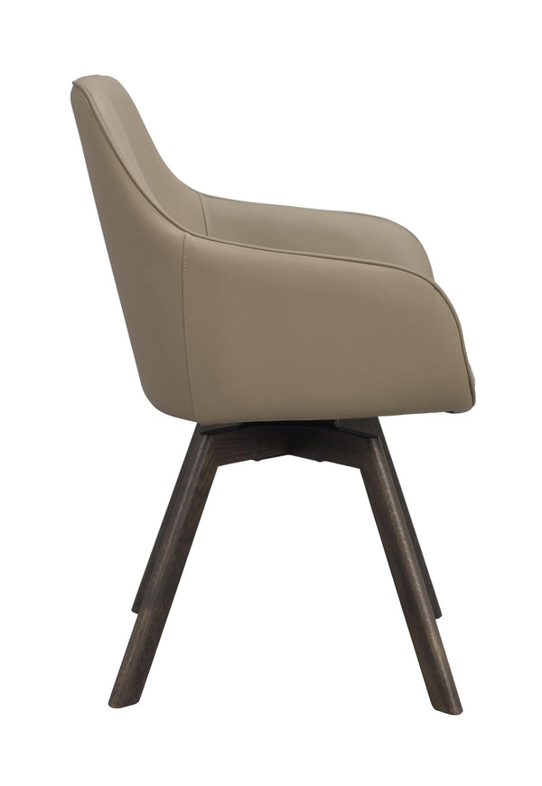 Beige stol med snedställda träben i mörk finish, sidovy som visar svängd rygg och svängbar funktion