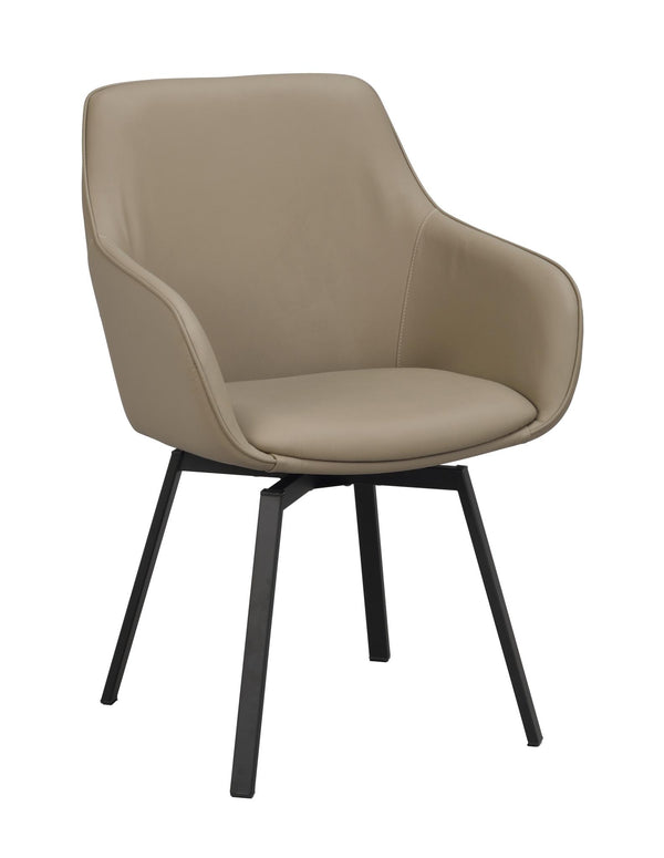 Beige stoppad stol med armstöd och svarta ben i modernt skandinavisk design