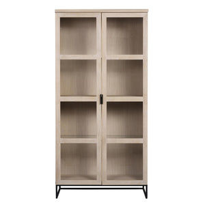 Vitrinskåp i ljust trä med glashyllor och svart metallunderrede, två dörrar med handtag