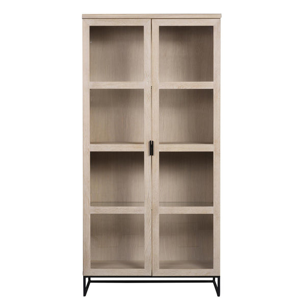 Vitrinskåp i ljust trä med glashyllor och svart metallunderrede, två dörrar med handtag