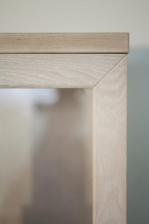 Närbild på hörn av ljus träram med synlig trästruktur och elegant fasad kant