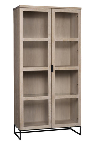 Vitrinskåp i ljust trä med glasdörrar och svart metallställning, fyra hyllplan synliga