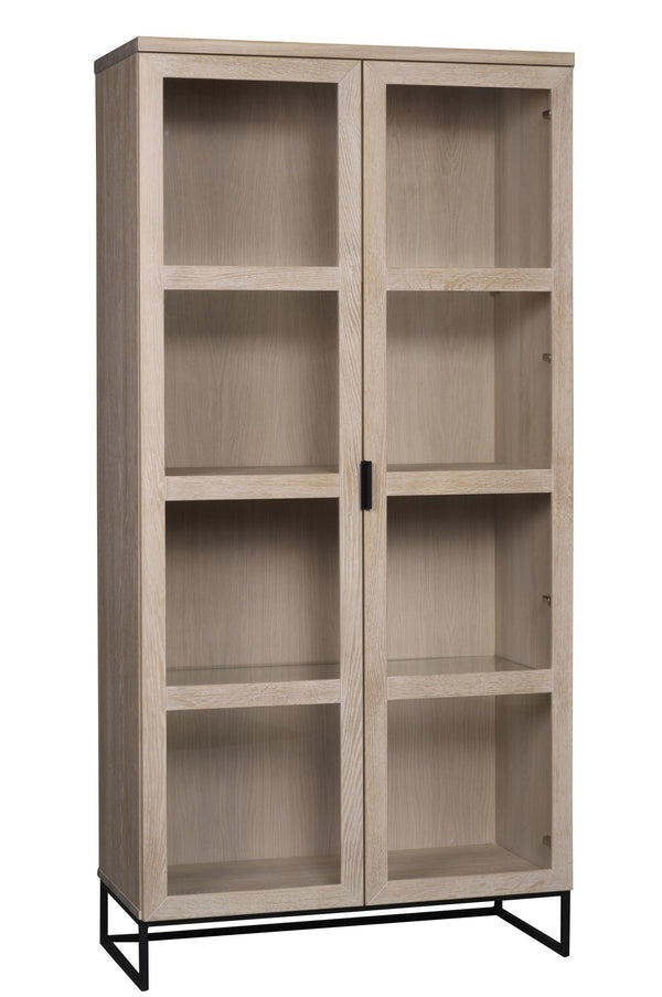 Vitrinskåp i ljust trä med glasdörrar och svart metallställning, fyra hyllplan synliga