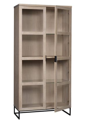 Vitrinskåp i ljust trä med glasdörrar och svart metallställning, fyra hyllplan synliga