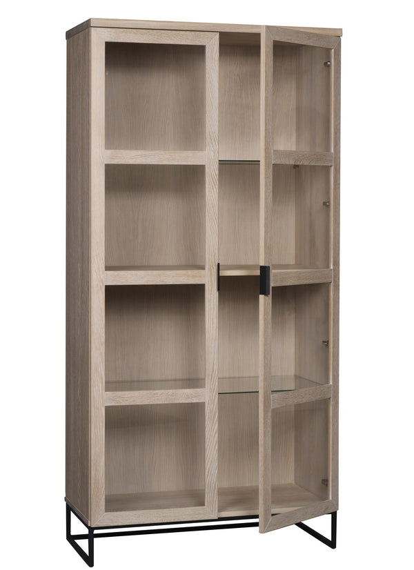 Vitrinskåp i ljust trä med glasdörrar och svart metallställning, fyra hyllplan synliga