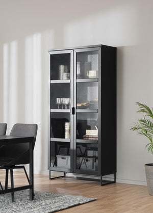 Svart vitrinskåp med glasdörrar och vita hyllplan,DisplaySkåp i modern skandinavisk stil för matsal