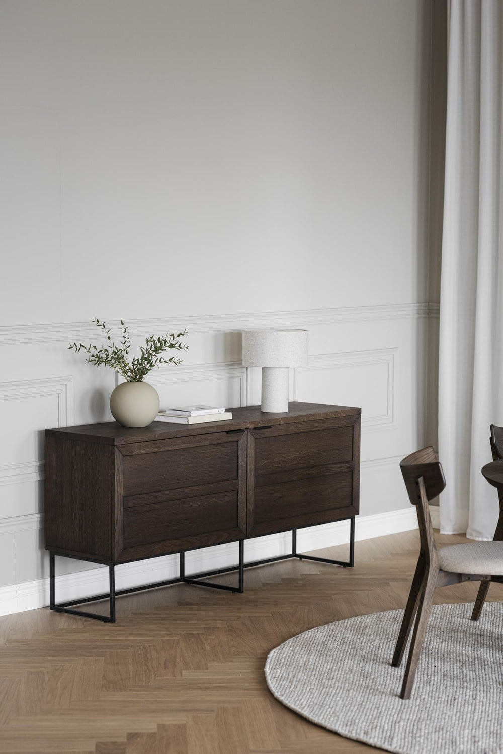 Mörkbrun träskänk med metallben och fyra lådor i modern industriell stil