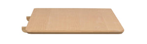 Skärbräda i ljust trä med handtag och raka kanter, ovanifrån