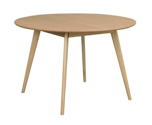 Runt matbord i ljust trä med fyra sneda ben i skandinavisk design