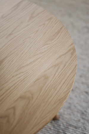 Närbild på ljust träbord med synlig trästruktur och naturlig yta