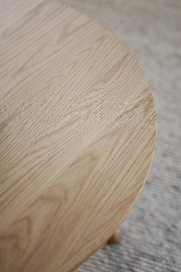 Närbild på ljust träbord med synlig trästruktur och naturlig yta