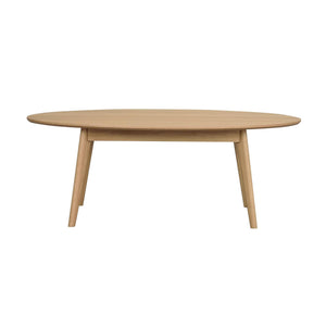 Ovalt soffbord i ljust trä med snedställda ben i modern skandinavisk design