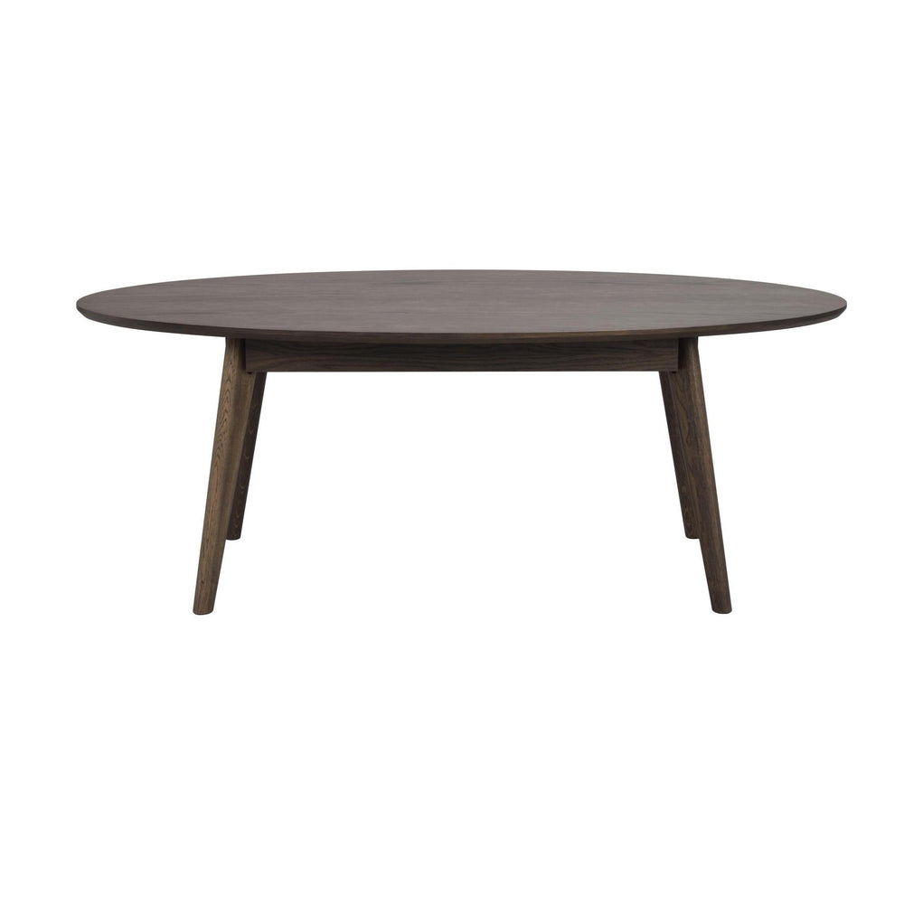 Runt soffbord i mörkbrun ek med avsmalnande ben i skandinavisk design