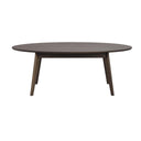 Runt soffbord i mörkbrun ek med avsmalnande ben i skandinavisk design