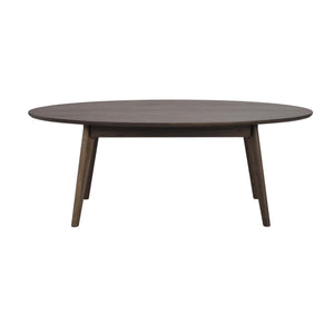 Runt soffbord i mörkbrun ek med avsmalnande ben i skandinavisk design