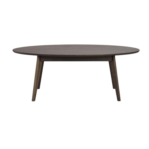 Runt soffbord i mörkbrun ek med avsmalnande ben i skandinavisk design