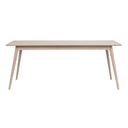 Ljust trä matbord med raka ben i skandinavisk design, frontvy mot vit bakgrund