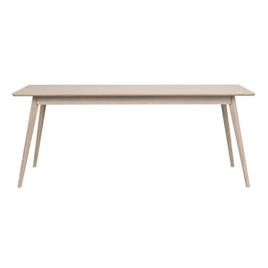 Ljust trä matbord med raka ben i skandinavisk design, frontvy mot vit bakgrund