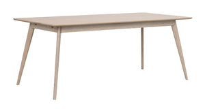Ljust träbord med sneda ben i skandinavisk design, rektangulärt matbord i naturlig ek