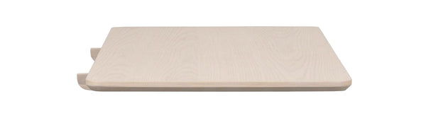Skärbräda i ljust trä med handtag och träfibermönster, sedd från ovansidan