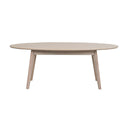 Runt soffbord i ljust trä med avsmalnande ben och minimalistisk skandinavisk design