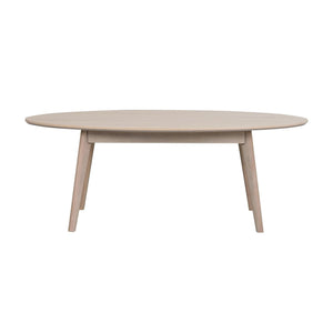 Runt soffbord i ljust trä med avsmalnande ben och minimalistisk skandinavisk design