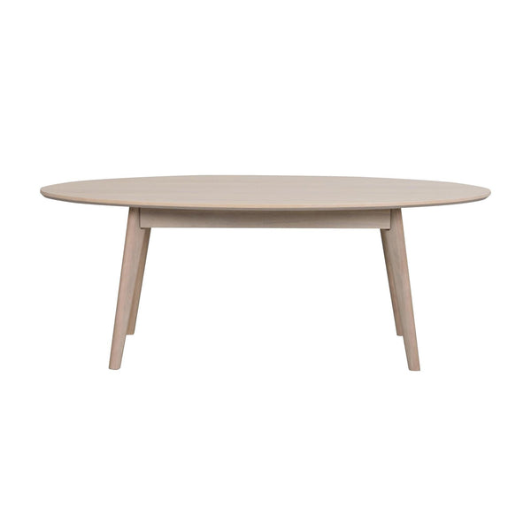 Runt soffbord i ljust trä med avsmalnande ben och minimalistisk skandinavisk design