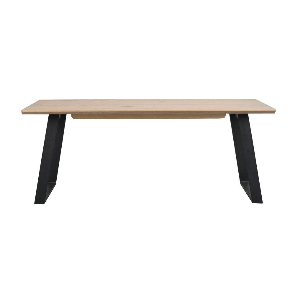 Matbord med ek skiva och svarta metallben i modern skandinavisk design