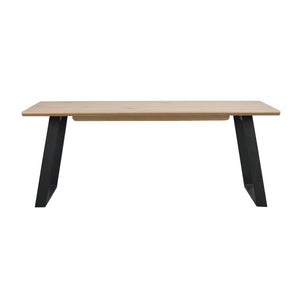 Matbord med ek skiva och svarta metallben i modern skandinavisk design