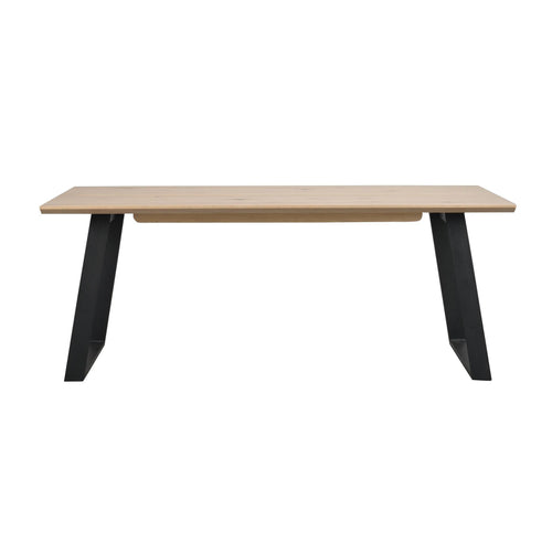 Matbord med ek skiva och svarta metallben i modern skandinavisk design
