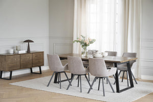 Matgrupp med träbord, grå stolar och skänk i modern skandinavisk stil för matsalen