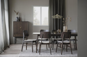 Matgrupp i mörkt trä med sex stolar i modern matsal med grå toner och stilren inredning