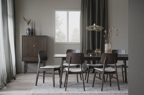 Matgrupp i mörkt trä med sex stolar i modern matsal med grå toner och stilren inredning