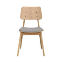 Stol i ek med grå stoppad sits och träryggstöd i skandinavisk design