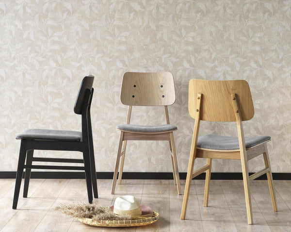 Trämatstolar i tre färger med grå dynor och skandinavisk design mot ljus fondvägg