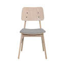 Stol i ljust trä med grå stoppad sits och genomskinlig rygg med synliga skruvar