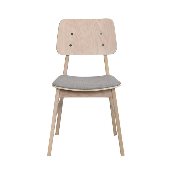 Stol i ljust trä med grå stoppad sits och genomskinlig rygg med synliga skruvar