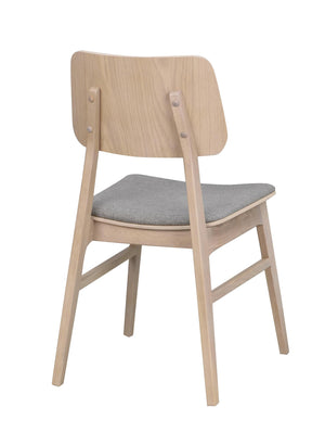 Matstol i ljust trä med grå stoppad sits och ergonomisk rygg, skandinavisk design