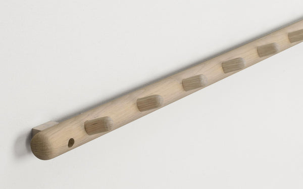 Krokbräda i ljust trä med fem krokar, minimalistisk design för väggmontering